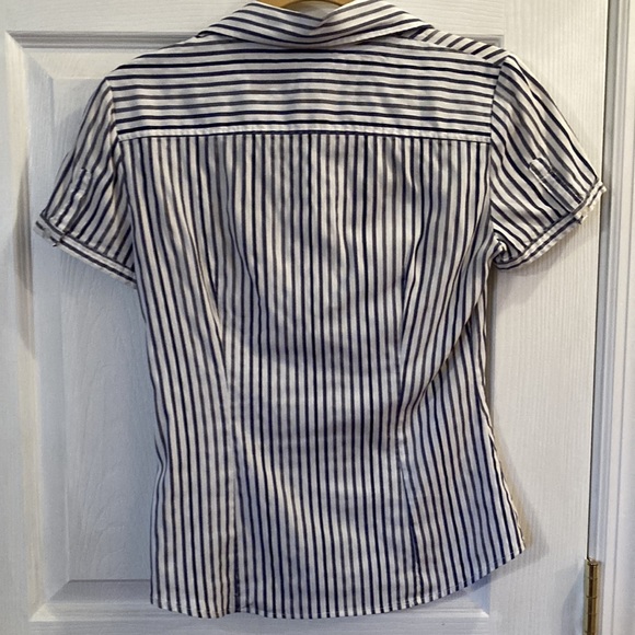 New York & Company stretch Woman’s button front blouse. Size Small - Picture 3 of 5